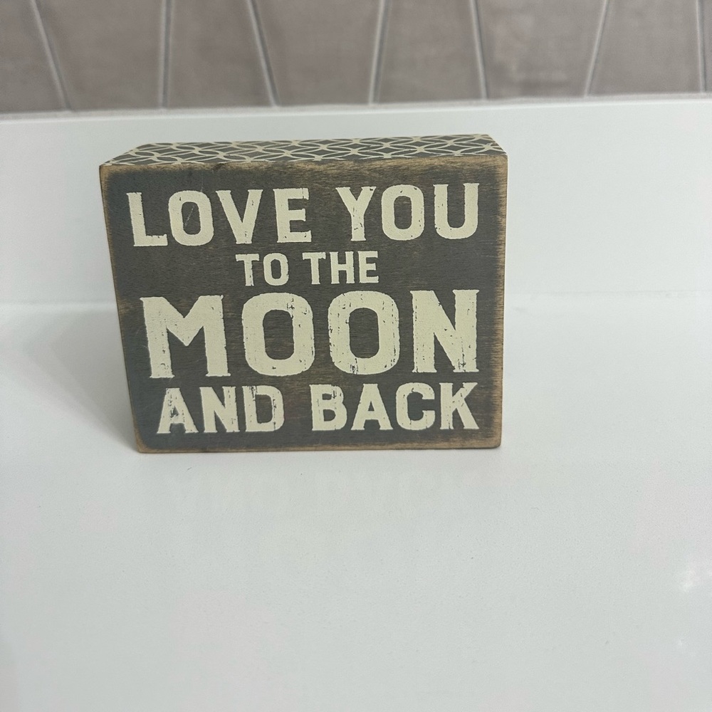 “Love you to the moon and back” decor 🫶🏼